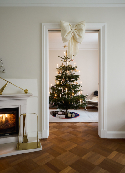 1 Homestory Kopenhagen schlichte Weihnachtsdeko Wohnzimmer Weihnachtsbaum Schleife Anitta Behrendt:Living Inside decohome.de