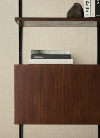 1 Omexco Mirari Regal vor beiger Wand decohome.de