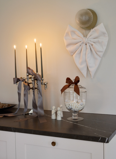 30 Homestory Kopenhagen schlichte Weihnachtsdeko Kueche Kerzen Schleifen Anitta Behrendt:Living Inside decohome.de.