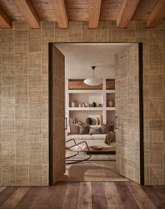 8 MarkAlexander Wohnzimmer beige Tapete an Tuer decohome.de 8 MarkAlexander Wohnzimmer beige Tapete an Tuer decohome.de