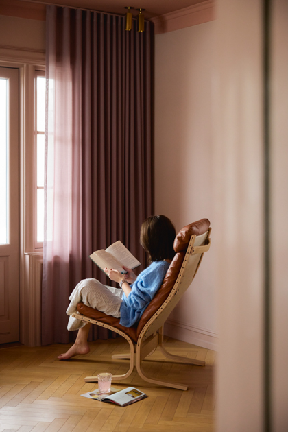 Herbst Update gemuetlich wohnen LKHjelle Siesta Norwegian Leather Brown leseecke gemuetlich rosa vorhang decohome.de