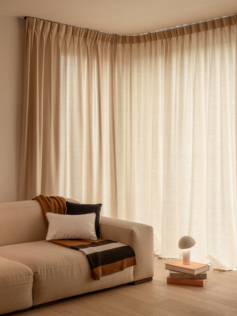 Herbst Update gemuetlich wohnen Sunbrella 96095 Sunbrella Window2025 Edouard Auffray gemuetlich wohnen extrabreite vorhaenge beige sofa plaid decohome.de