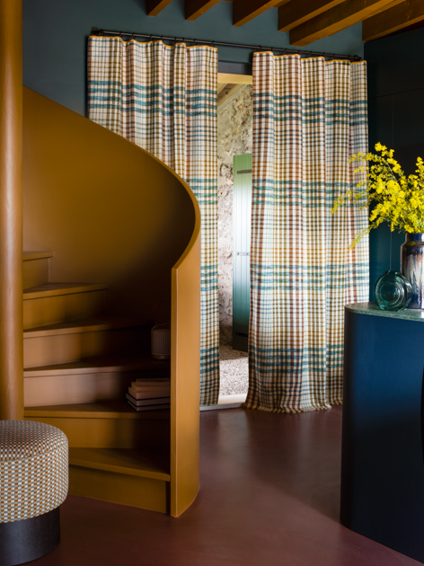 Herbst Update gemuetlich wohnen wendeltreppe ockerfarben karo vorhang raumteiler decohome.de