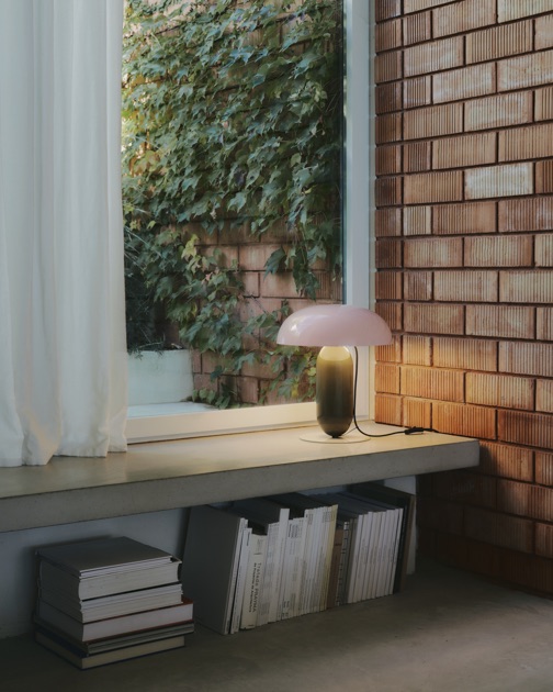 Herbst Update gemuetlich wohnenfesnterbankrosa leuchte buecherstapel MARSET HR GAMBOSA M PINK BROWN GREY ON A CORNER decohome.de